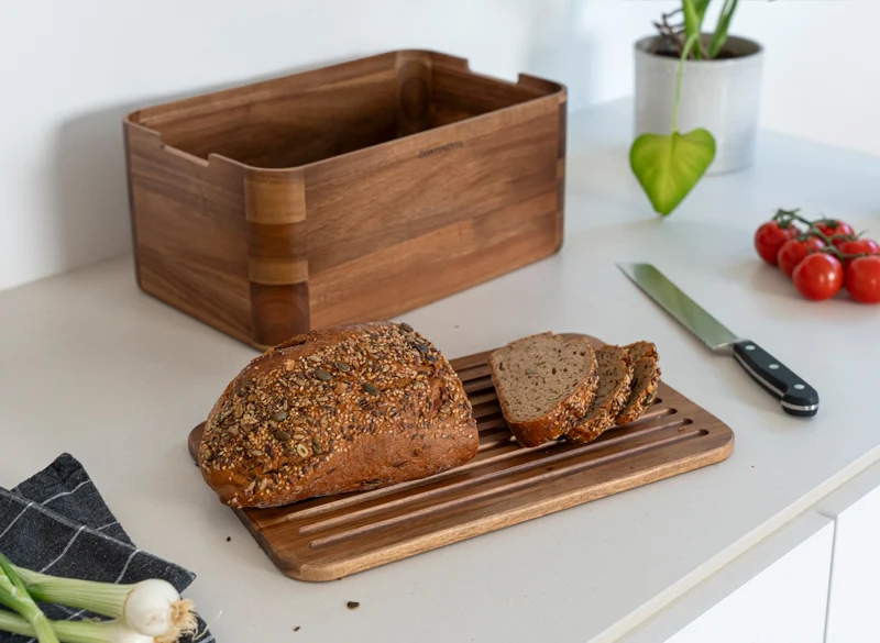 -Continenta- Brotkasten aus Akazienholz 36 x 23 x 16 cm mit Brotschneidebrett
