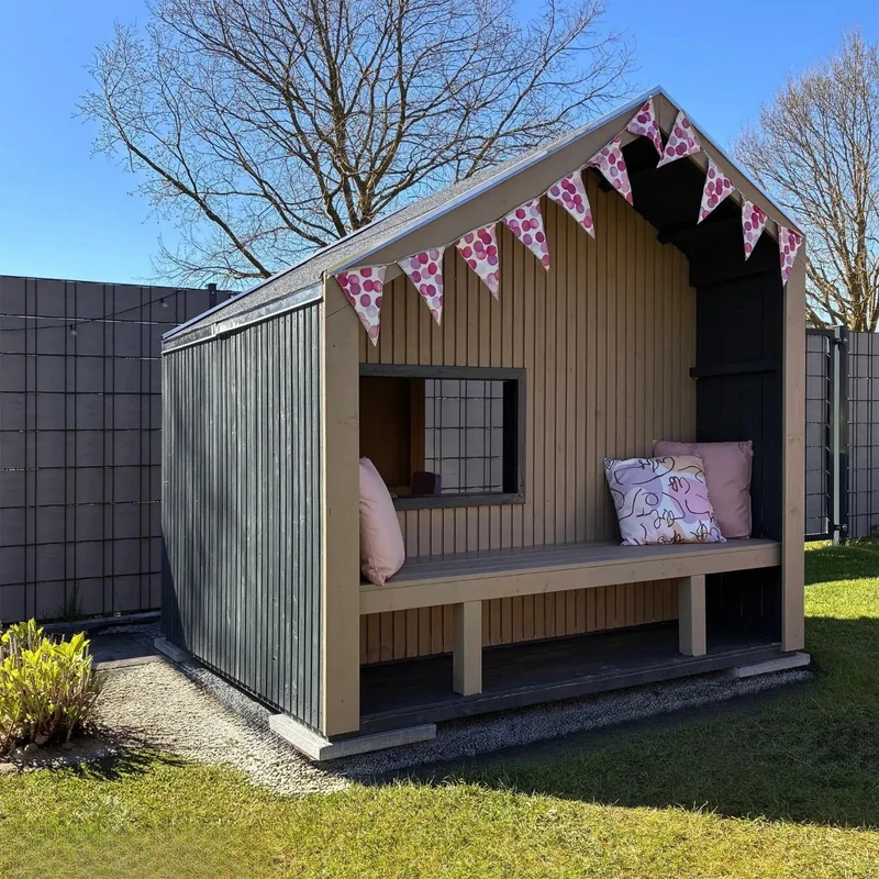 Spielhaus 'Cozy' | mit Dachpappe | 1 Tür, 1 Fenster, 1 Sitzbank | mit Spieltheke | L 184 x B 208 x H 212 cm | unbehandelt | Made in Europe