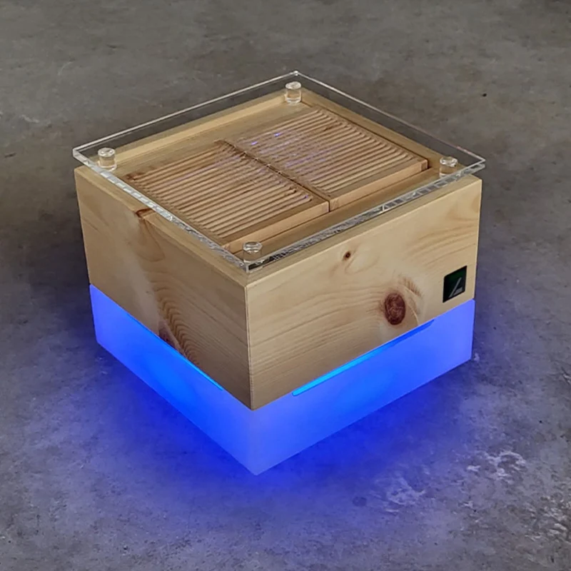 Zirbenlüfter ‘Kubus Junior’ | für 15 m² | flüsterleiser Ventilator | Lichtfarben wählbar | für Privat und Büro | Made in Austria
