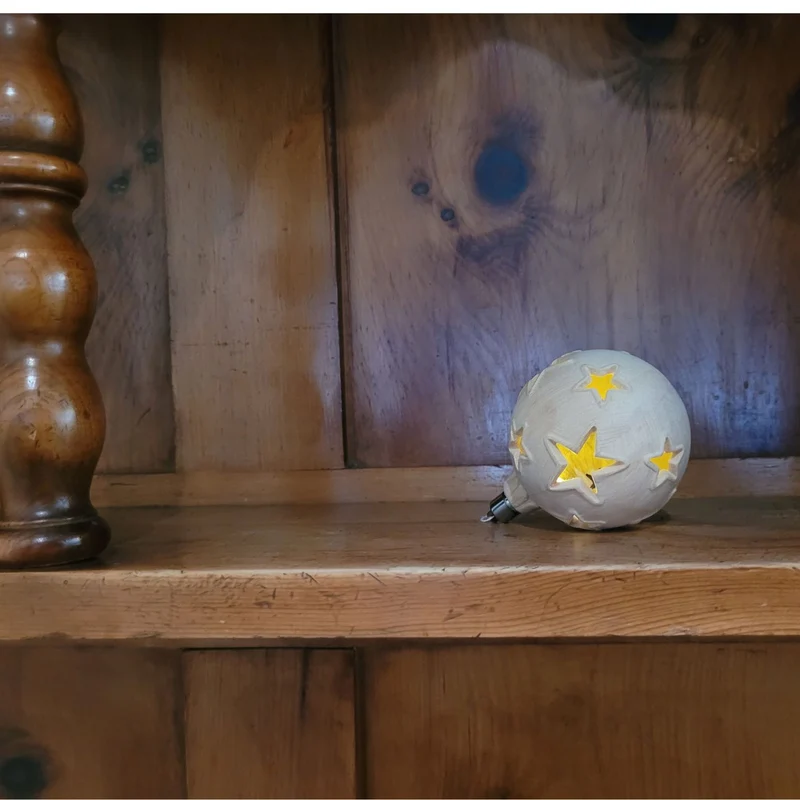 Weihnachtskugel | Sterne | hohl | mit oder ohne Beleuchtung | Zirbenholz natur | Durchmesser 8 cm | Made in Italy