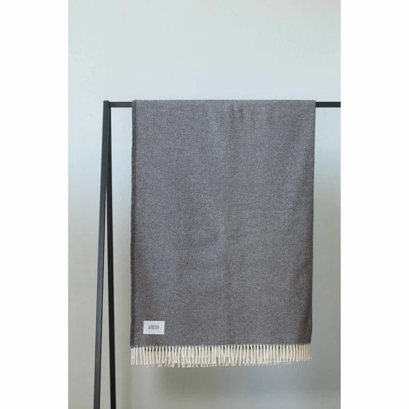 Kuscheldecke 'Relax' | 140x200 cm | Baumwolle und Polyacryl | Minimuster | mit Fransen | waschbar | Hergestellt in Spanien