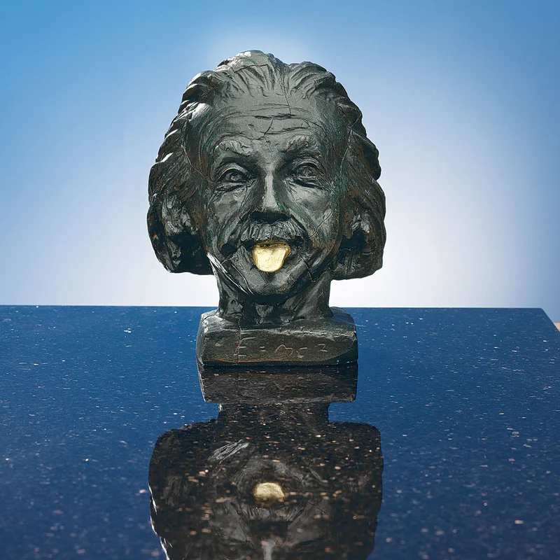 Skulptur "Einstein-Kopf mit goldener Zunge"