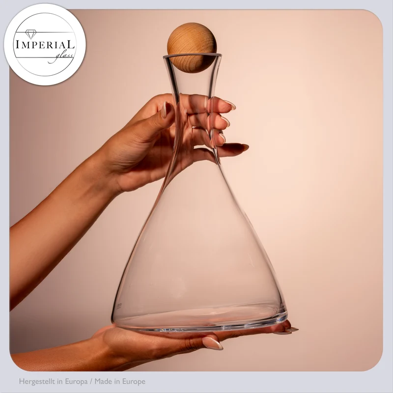 IMPERIAL glass Weindekanter aus Crystalline Glas - 2 Stück - handgefertigte Weinkaraffe mit Holzverschluss 1700ml