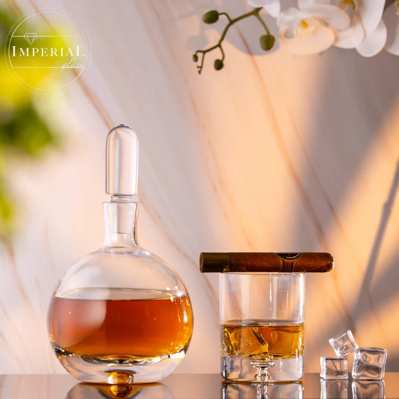 IMPERIAL Whiskeykaraffe mit Glasstopfen und 6 Whiskeygläser Handgefertigtes Set aus Crystalline Glas mit Luftblase im Boden "Lissabon"