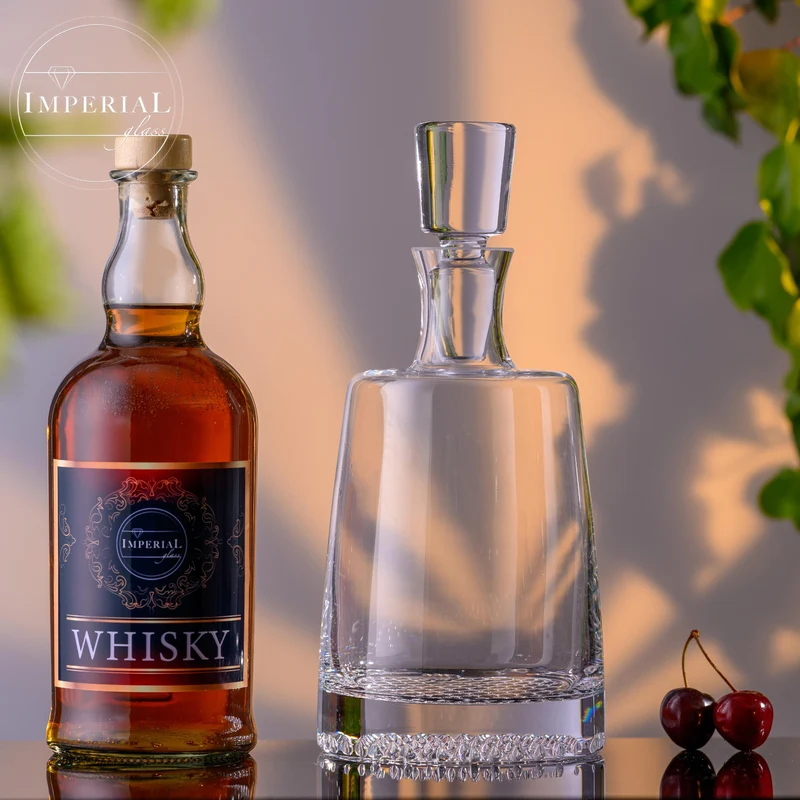 IMPERIAL glass Whiskykaraffe 700ml mit Glasstopfen Handgefertigt Serie "Faro" Crystalline Glas mit strukturiertem Boden