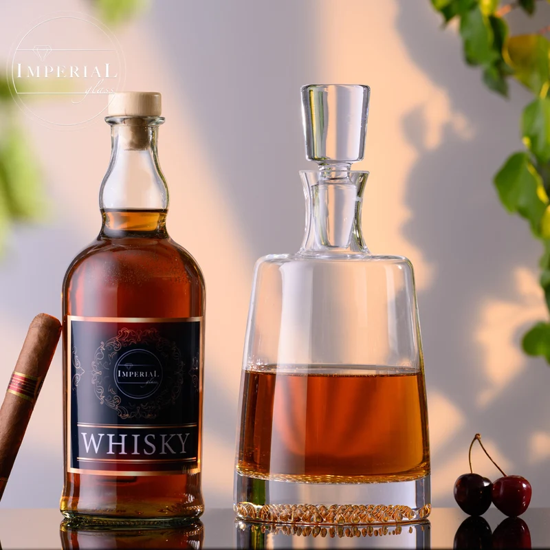 IMPERIAL glass Whiskykaraffe 700ml mit Glasstopfen Handgefertigt Serie "Faro" Crystalline Glas mit strukturiertem Boden