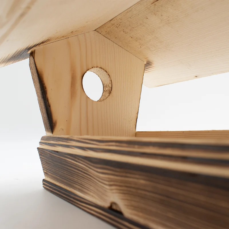 Vogelfutterhaus im schlichten Design aus gebrannter Fichte