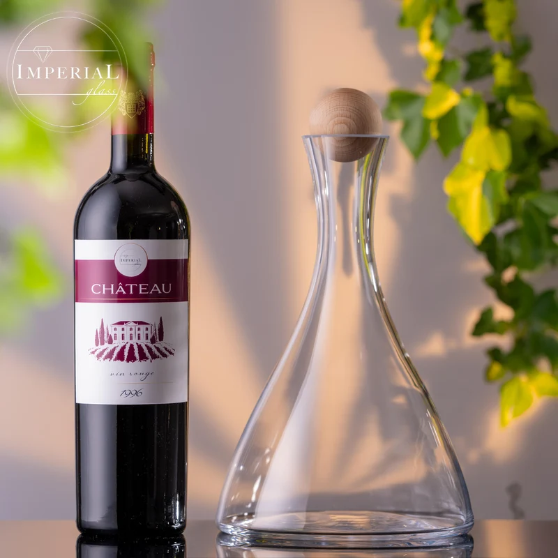 IMPERIAL glass Weindekanter aus Crystalline Glas - handgefertigt mit Holzverschluss 1700ml