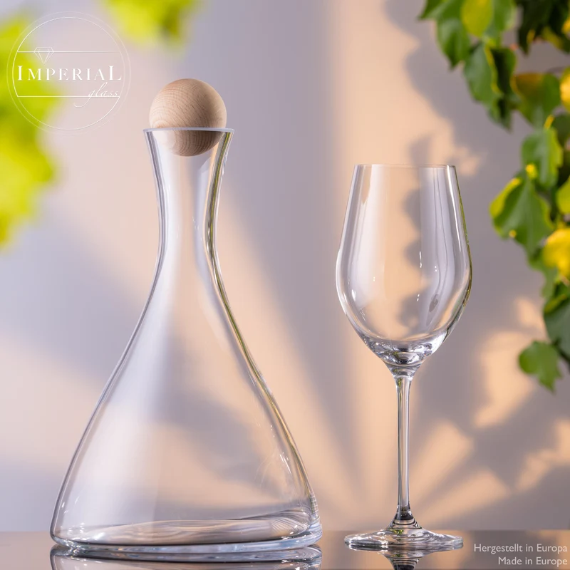 IMPERIAL glass Weindekanter aus Crystalline Glas - handgefertigt mit Holzverschluss 1700ml