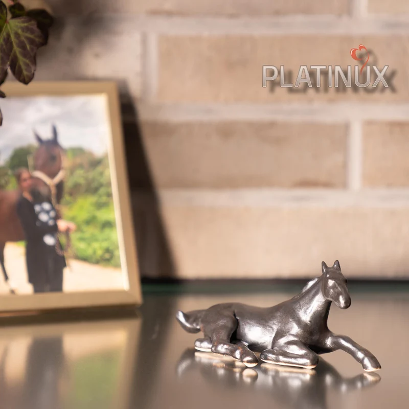 PLATINUX Keramikfigur Liegendes Pferd mit erhobenem Kopf 14x6,1x6,3cm mit Metalik Optik Handarbeit