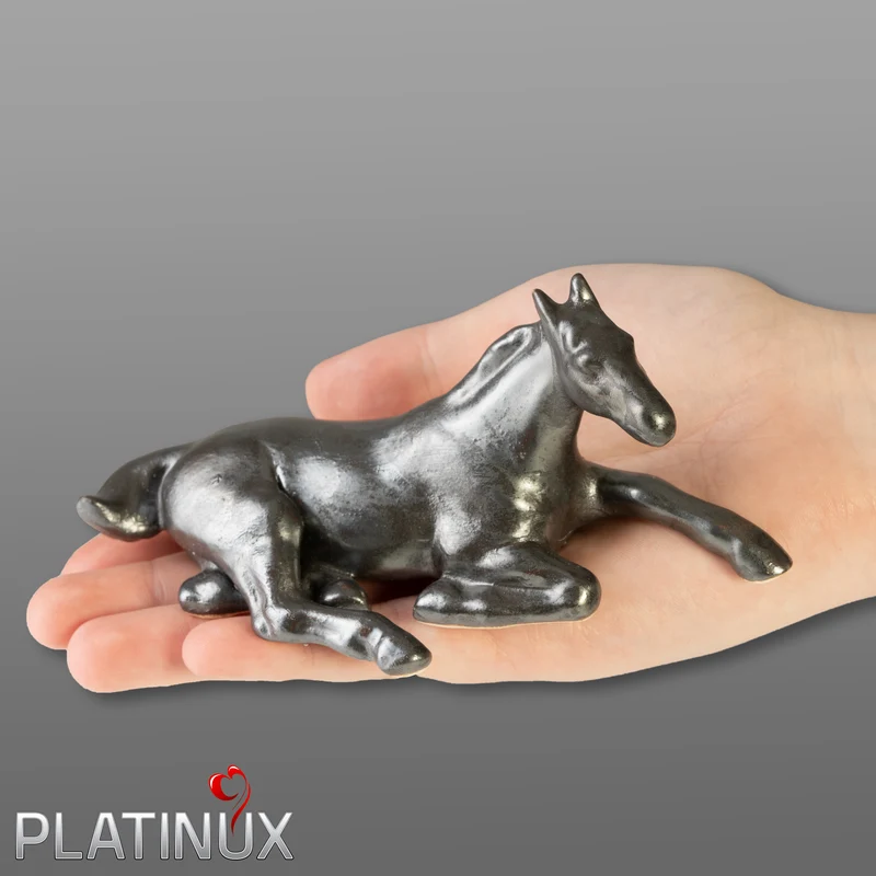 PLATINUX Keramikfigur Liegendes Pferd mit erhobenem Kopf 14x6,1x6,3cm mit Metalik Optik Handarbeit