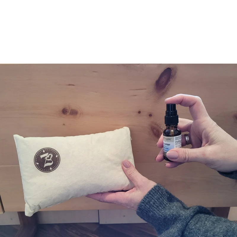 Set "Kissenschlacht" | Baumwollkissen Natur 25 x 15 cm | gefüllt mit gehobelten Zirbenflocken | Zirbenspray 20 ml