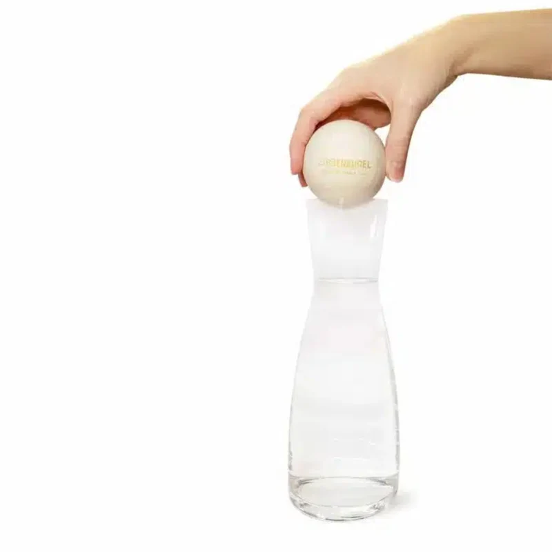 ZirbenKugel Set "ZirbenKugel by ZirbenFamilie" | 1 Liter Glaskaraffe + Zirbenkugel DM 7 cm | inkl. Gravur | Made in Austria
