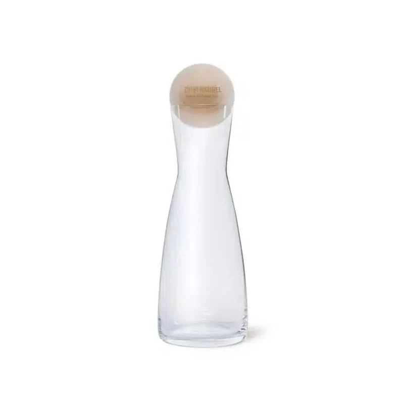 ZirbenKugel Set "ZirbenKugel by ZirbenFamilie" | 1 Liter Glaskaraffe + Zirbenkugel DM 7 cm | inkl. Gravur | Made in Austria