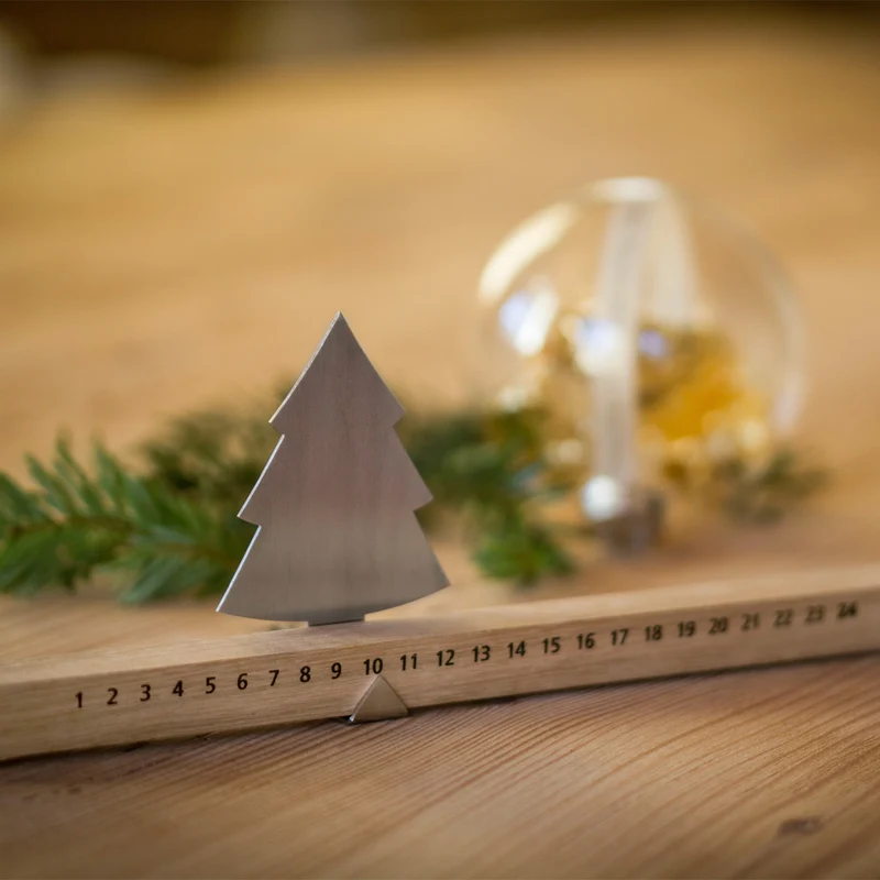 Minimalistischer Adventskalender | Eichenholz | mit Teelicht und Edelstahl Datumsanzeige