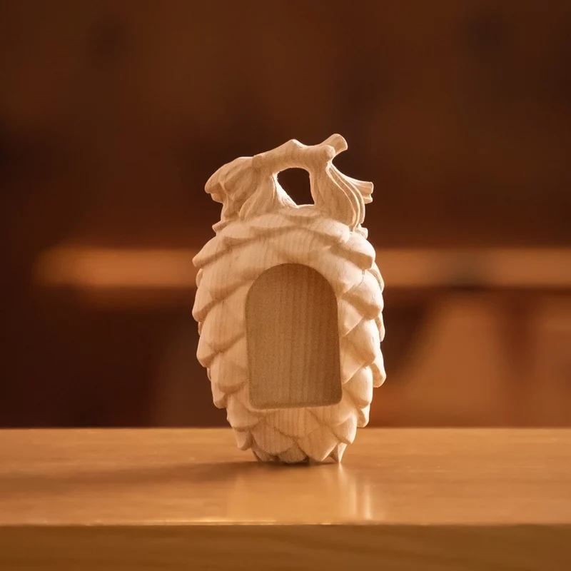 Zirbenzapfen mit Blockkrippe | Weihnachtsschmuck | Made in Südtirol