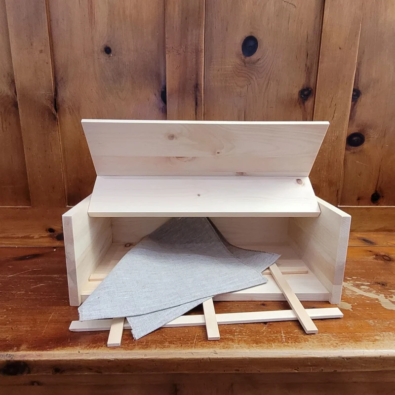 Brotkasten mit Klappe | inkl. Zirbenholz-Gitter & Bäckerleinen | 45 x 16 x 25 cm | 100% Zirbenholz | Echtes Handwerk