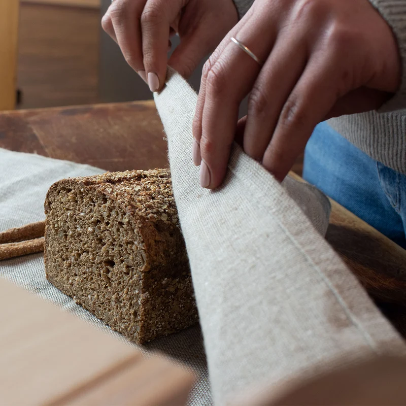 Brotkasten mit Klappe | inkl. Zirbenholz-Gitter & Bäckerleinen | 45 x 16 x 25 cm | 100% Zirbenholz | Echtes Handwerk