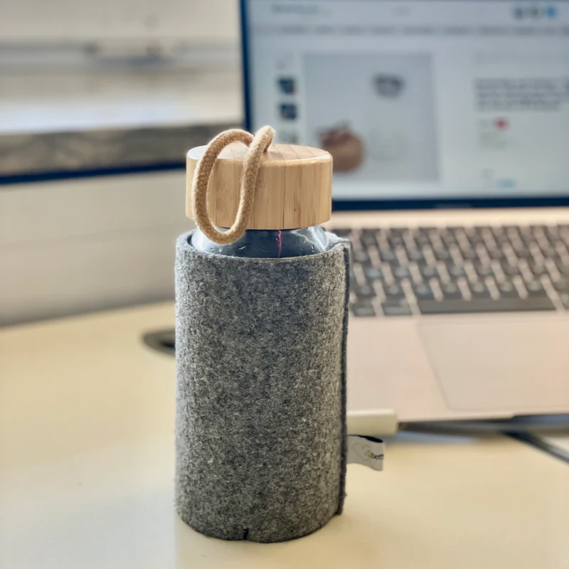 Stylische Trinkflasche ' to go' I nachhaltig aus Glas I inkl. Deckel mit Band und Metallsieb