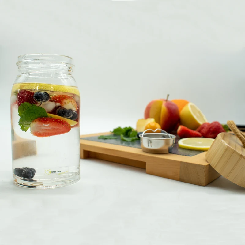 Stylische Trinkflasche ' to go' I nachhaltig aus Glas I inkl. Deckel mit Band und Metallsieb