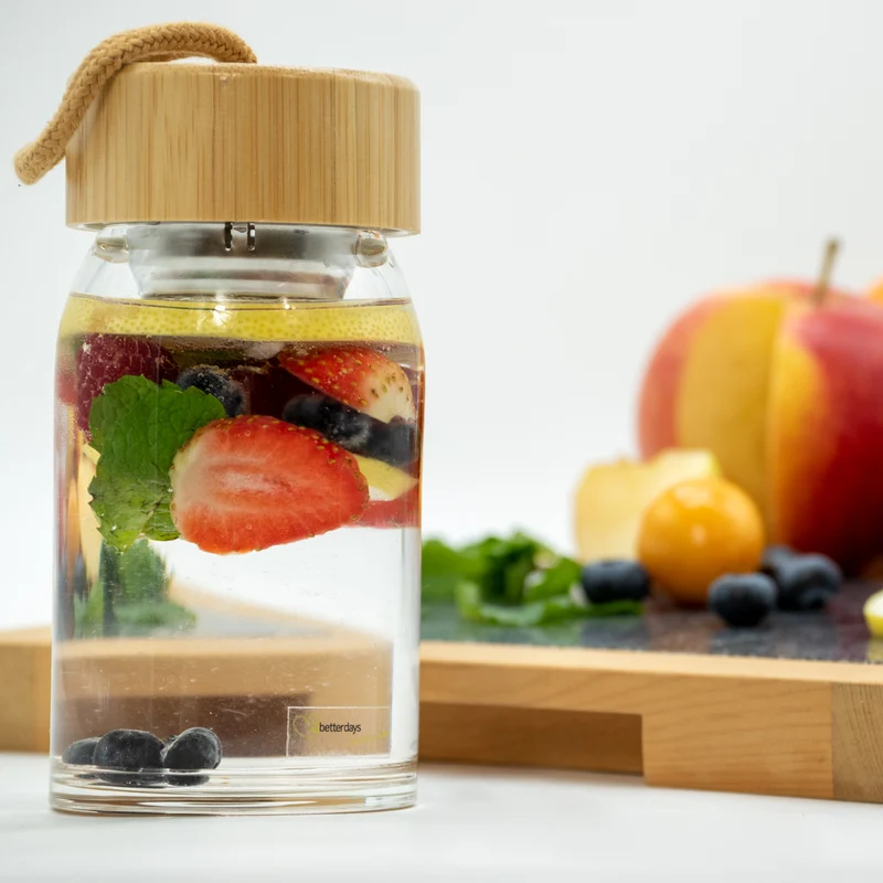Stylische Trinkflasche ' to go' I nachhaltig aus Glas I inkl. Deckel mit Band und Metallsieb