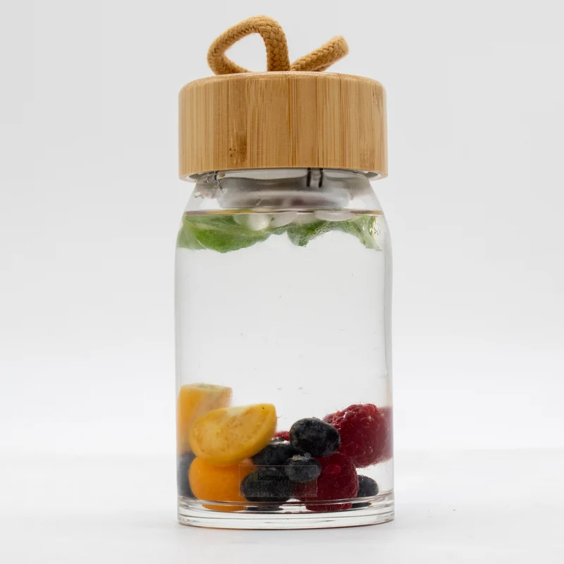 Stylische Trinkflasche ' to go' I nachhaltig aus Glas I inkl. Deckel mit Band und Metallsieb