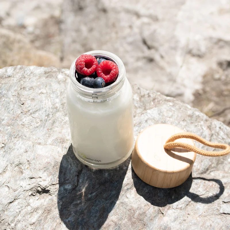 Stylische Trinkflasche ' to go' I nachhaltig aus Glas I inkl. Deckel mit Band und Metallsieb