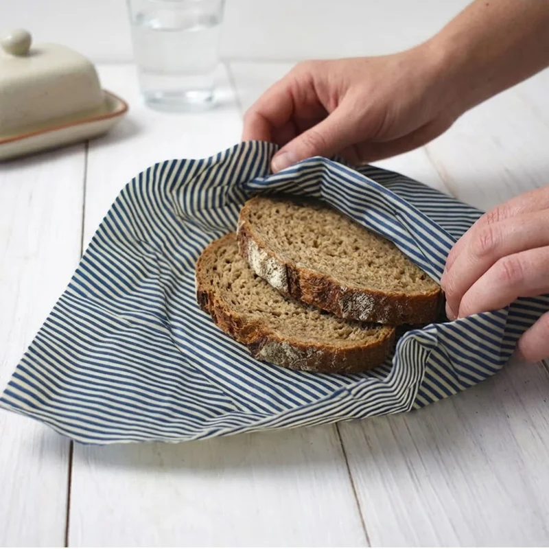 Brotkasten mit Klappe | inkl. Zirbenholz-Gitter und Bienenwachstuch | L 45 x H 16 x B 25 cm | 100% Zirbenholz | Echtes Handwerk