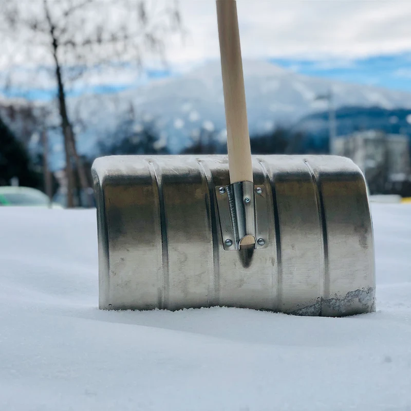 Alu-Schneeschieber/Schneeschaufel mit Hartholzstiel | extra schneeabweisend | Stiellänge: 140 cm | Blattbreite: 50 cm | Gewicht: 2 kg - Made in Austria