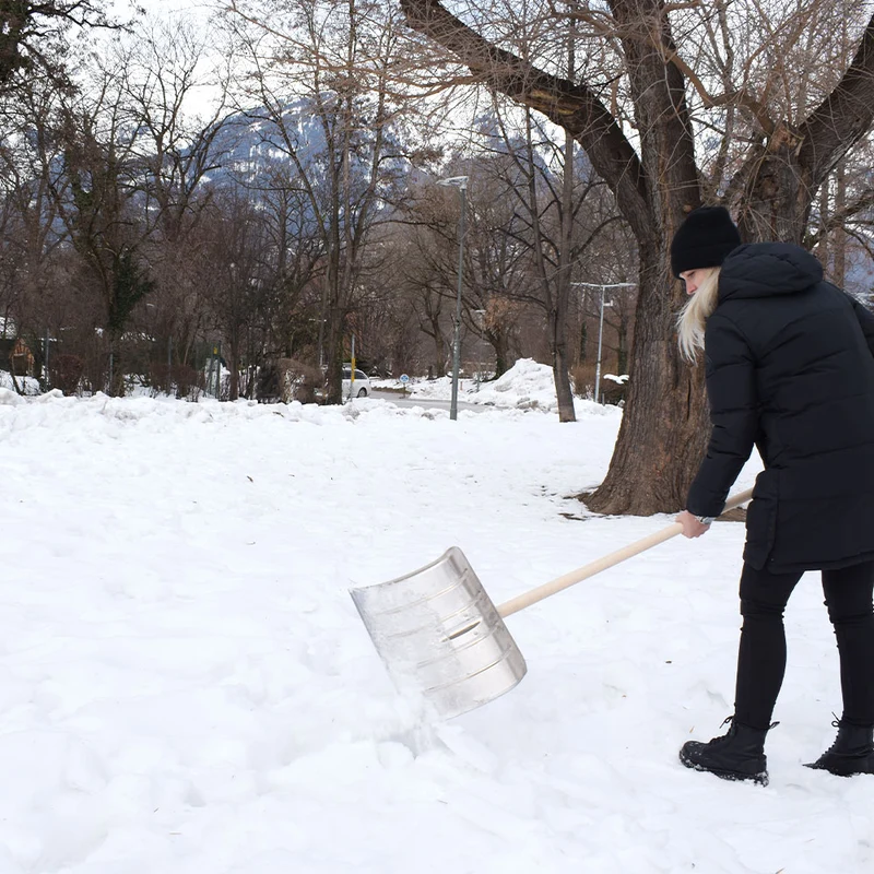Alu-Schneeschieber/Schneeschaufel mit Hartholzstiel | extra schneeabweisend | Stiellänge: 140 cm | Blattbreite: 50 cm | Gewicht: 2 kg - Made in Austria