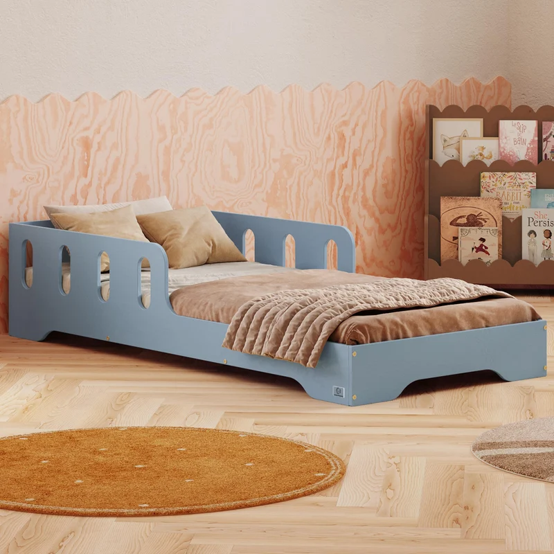 smartwood Montessori Kinderbett aus Holz mit Rausfallschutz & Lattenrost – Bodenbett für Kinder – FSCh