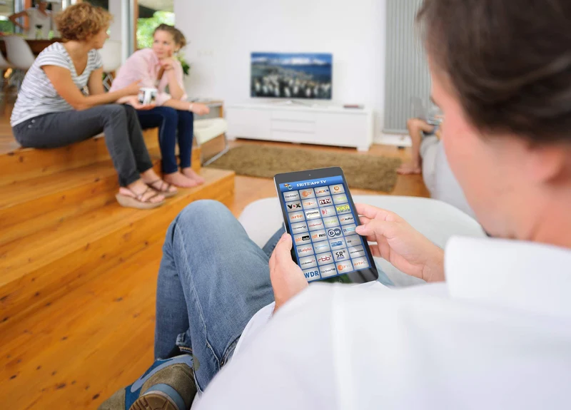 AVM FRITZ!WLAN Repeater DVB-C (Dual-Tuner für Kabel-TV (DVB-C), WLAN AC + N bis zu 1.300 MBit/s (5 GHz) + 450MBit/s (2,4 GHz)), weiß, deutschsprachige Version