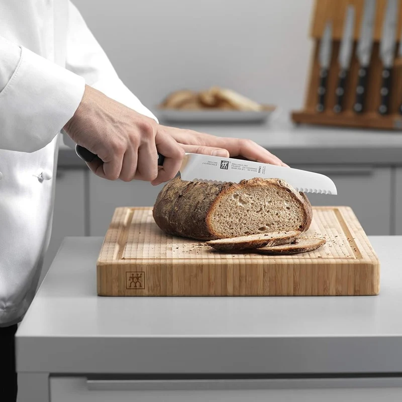 Zwilling PRO Coltello da Pane seghettato cm 20 Forgiato